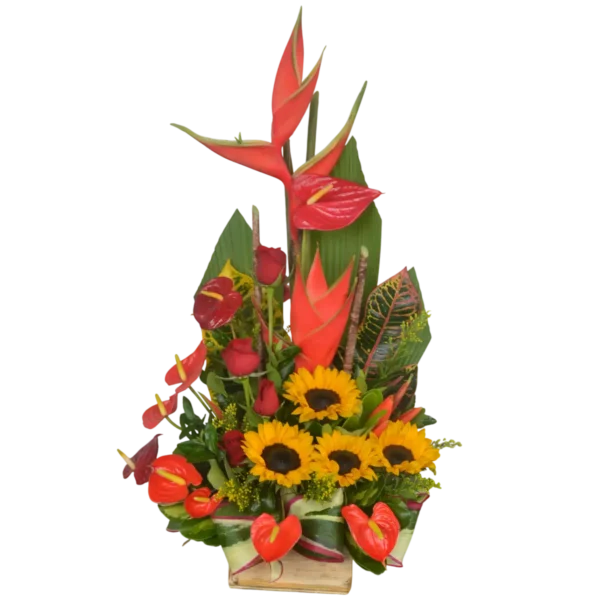 Arreglo tropical con heliconias, anthuriums, girasoles y rosas