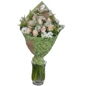 Bouquet de rosas champán con margaritas blancas